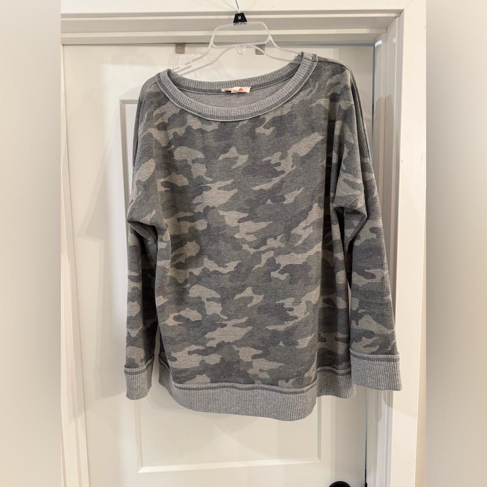 Women’s Waffle Knit Long Sleeve Camo Top in a Size Large